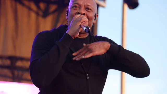 Dr. Dre tampil di atas panggung sambil memegang mikrofon.