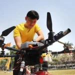 Mahasiswa Universitas Brawijaya menyiapkan drone pengantar medical kit