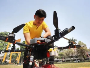 Mahasiswa Universitas Brawijaya menyiapkan drone pengantar medical kit