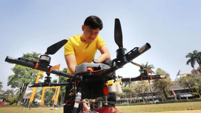 Mahasiswa Universitas Brawijaya menyiapkan drone pengantar medical kit