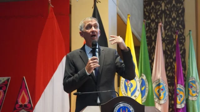 Duta Besar Jerman untuk Indonesia Ralph Beste memberi kuliah umum di Universitas Negeri Padang