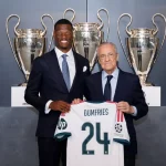 Denzel Dumfries memegang jersey bernomor 24 bersama Presiden Real Madrid Florentino Perez di Ciudad Real Madrid.