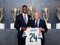 Denzel Dumfries memegang jersey bernomor 24 bersama Presiden Real Madrid Florentino Perez di Ciudad Real Madrid.