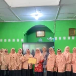 Pengurus Dharma Wanita Persatuan Kota Padang memberikan edukasi pencegahan bullying kepada siswa