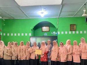 Pengurus Dharma Wanita Persatuan Kota Padang memberikan edukasi pencegahan bullying kepada siswa