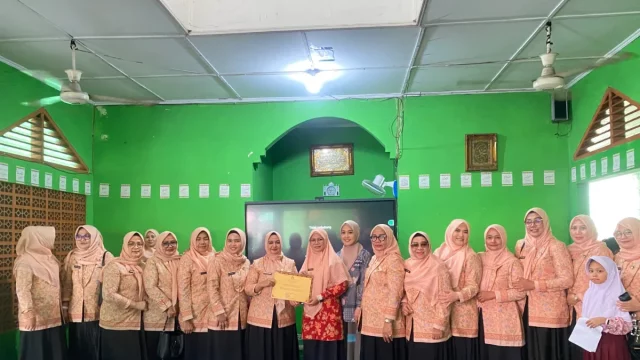 Pengurus Dharma Wanita Persatuan Kota Padang memberikan edukasi pencegahan bullying kepada siswa