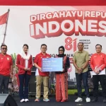 Menteri Perdagangan Budi Santoso menyerahkan bantuan secara simbolis