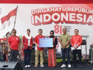 Menteri Perdagangan Budi Santoso menyerahkan bantuan secara simbolis
