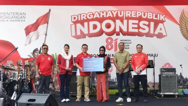 Menteri Perdagangan Budi Santoso menyerahkan bantuan secara simbolis