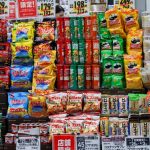 Warga berbelanja camilan di sebuah toko kue di Tokyo, Jepang, 28 Juli 2026.