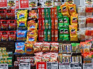 Warga berbelanja camilan di sebuah toko kue di Tokyo, Jepang, 28 Juli 2026.