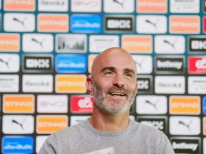 Manajer Manchester City Enzo Maresca menjawab pertanyaan wartawan dalam konferensi pers resmi klub.