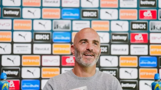 Manajer Manchester City Enzo Maresca menjawab pertanyaan wartawan dalam konferensi pers resmi klub.