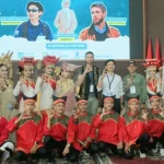 Peserta seminar Geopark Ranah Minang Silokek berfoto bersama penari di Sijunjung