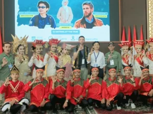 Peserta seminar Geopark Ranah Minang Silokek berfoto bersama penari di Sijunjung