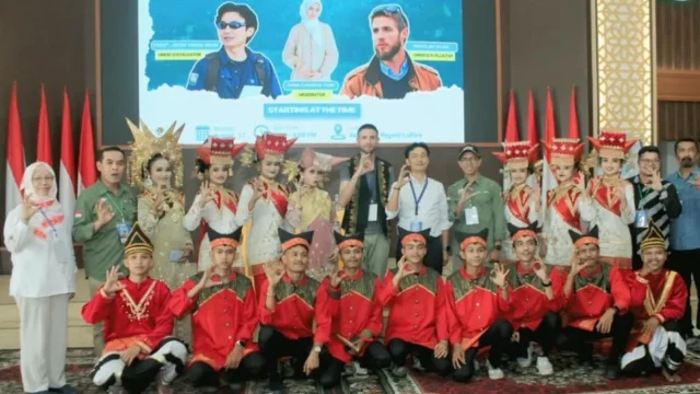Peserta seminar Geopark Ranah Minang Silokek berfoto bersama penari di Sijunjung