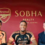 Ezri Konsa (tengah) bersama Manajer Arsenal Mikel Arteta usai resmi menandatangani kontrak dengan klub.