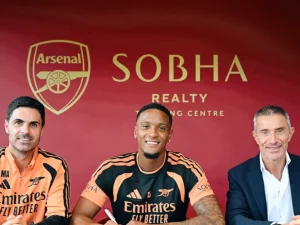 Ezri Konsa (tengah) bersama Manajer Arsenal Mikel Arteta usai resmi menandatangani kontrak dengan klub.