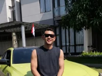 Fajar Alfian tampil dengan gaya kasual dalam unggahan Instagram