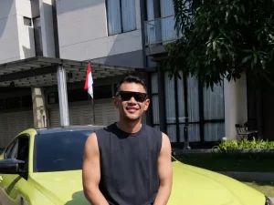 Fajar Alfian tampil dengan gaya kasual dalam unggahan Instagram