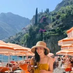 Febby Rastanty di sebuah lokasi tepi pantai