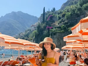 Febby Rastanty di sebuah lokasi tepi pantai