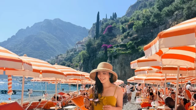 Febby Rastanty di sebuah lokasi tepi pantai