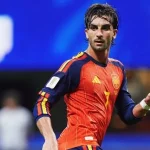 Ferran Torres mengenakan seragam merah timnas Spanyol nomor 7 dalam sebuah pertandingan