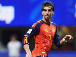 Ferran Torres mengenakan seragam merah timnas Spanyol nomor 7 dalam sebuah pertandingan
