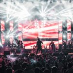 Ilustrasi panggung konser dengan tata cahaya.