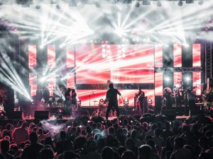 Ilustrasi panggung konser dengan tata cahaya.