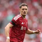 Gelandang serang Florian Wirtz mengenakan seragam Liverpool di lapangan