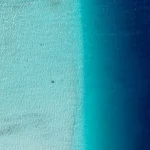 Perairan jernih di sekitar kepulauan Pasifik dari udara