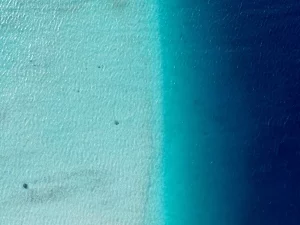Perairan jernih di sekitar kepulauan Pasifik dari udara