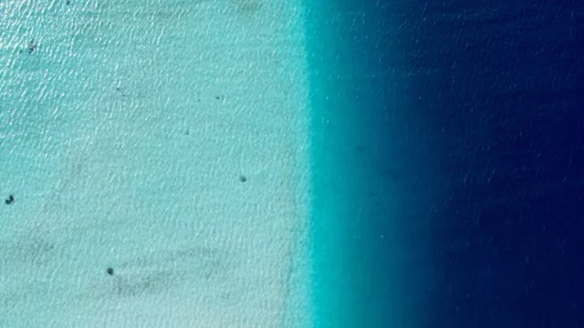 Perairan jernih di sekitar kepulauan Pasifik dari udara