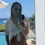 Gal Gadot berswafoto di depan cermin dengan latar kolam renang dan laut