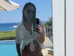 Gal Gadot berswafoto di depan cermin dengan latar kolam renang dan laut