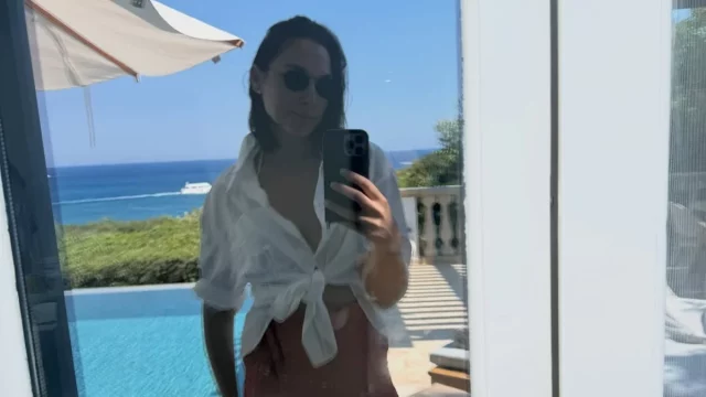 Gal Gadot berswafoto di depan cermin dengan latar kolam renang dan laut