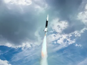 Sebuah rudal meluncur ke langit meninggalkan jejak asap putih