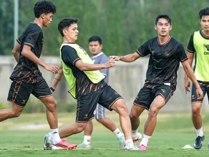 Skuad Garudayaksa FC menjalani sesi latihan jelang training camp di Solo, Jawa Tengah.