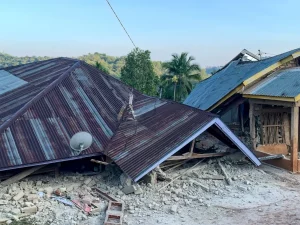 Bangunan roboh akibat gempa di Flores, Nusa Tenggara Timur