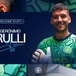 Geronimo Rulli mengenakan seragam kiper Manchester City dalam grafis welcome to City