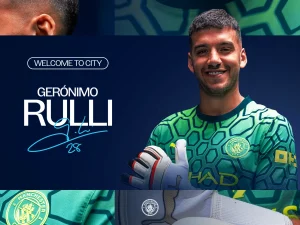 Geronimo Rulli mengenakan seragam kiper Manchester City dalam grafis welcome to City