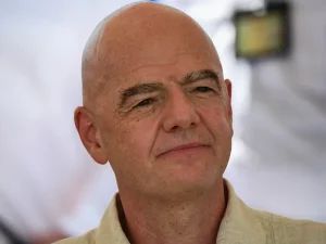 Presiden FIFA Gianni Infantino saat mengunjungi kompleks olahraga di Cali, Kolombia