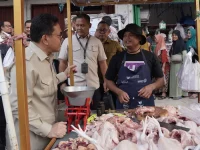 Mendag Budi Santoso memantau harga bahan pokok di Pasar Ir. Soekarno