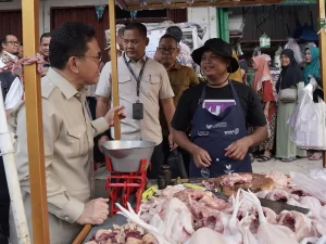 Mendag Budi Santoso memantau harga bahan pokok di Pasar Ir. Soekarno
