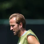 Harry Kane mengenakan rompi latihan berwarna hijau saat sesi latihan timnas Inggris