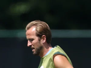 Harry Kane mengenakan rompi latihan berwarna hijau saat sesi latihan timnas Inggris
