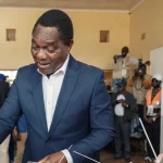 Presiden Zambia Hakainde Hichilema memasukkan surat suara ke kotak suara