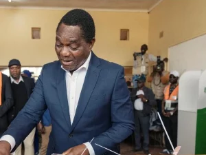 Presiden Zambia Hakainde Hichilema memasukkan surat suara ke kotak suara